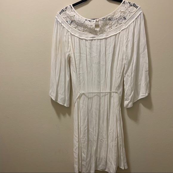 Wide-Shoulder Off-White Dress - Picture 2 of 6